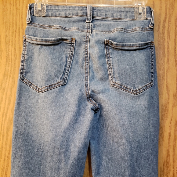 Very cute, distressed, high rise, curvy, jegging jean, size 1/25. Great shape. - Picture 5 of 6